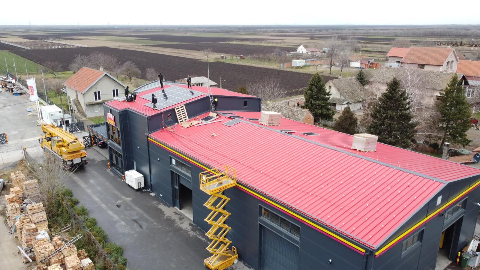 Montaža solarnih panela na limenom krovu hale DM MONT 2010, Kačarevo